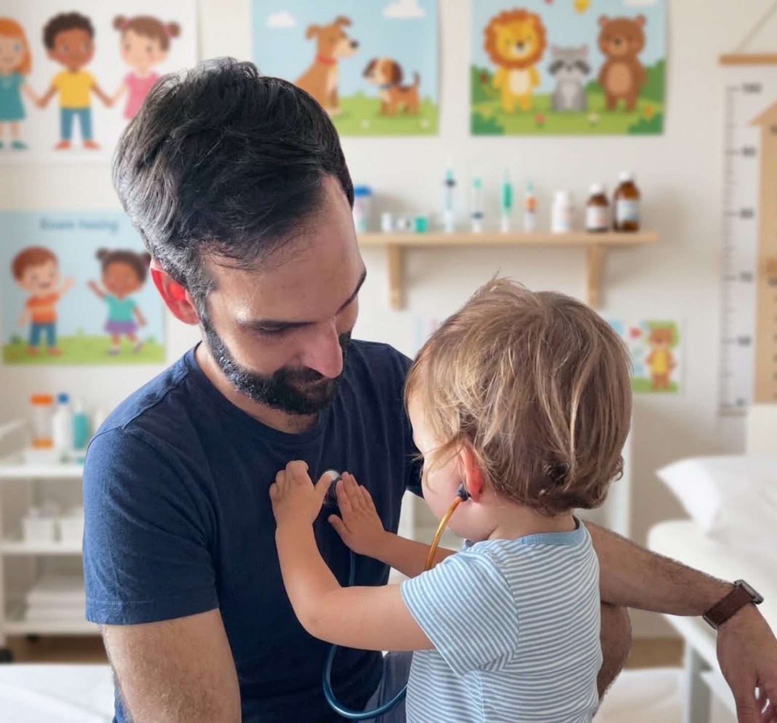 Rubén Gil Cardona junto a una niña durante una exploración pediátrica